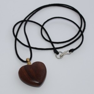 ciondolo con cuore legno
